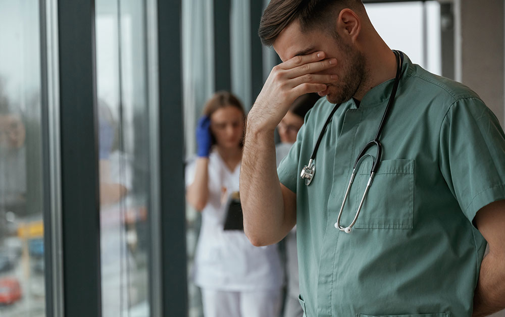 El conflicto de los médicos inspectores escala a huelga general por el colapso en incapacidad temporal